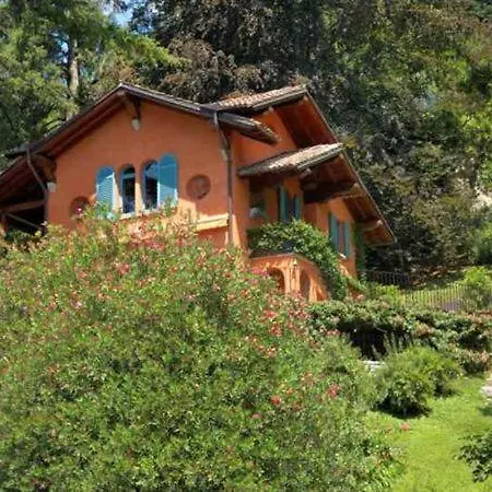 Sleeps 16 Pool Air Con Lenno
