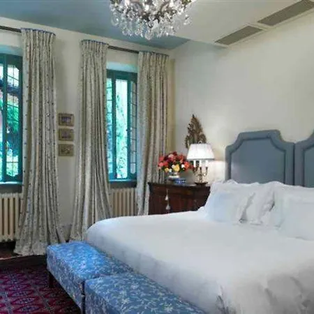 Sleeps 16 Pool Air Con Lenno